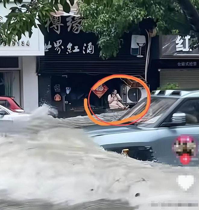 台风天开车“冲浪”后续：司机被行拘身份遭扒难怪做出这种事(图6)