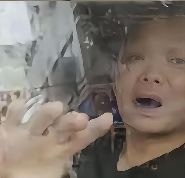 台风天开车“冲浪”后续：司机被行拘身份遭扒难怪做出这种事(图11)