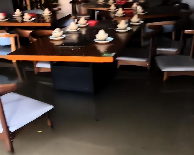 台风天开车“冲浪”后续：司机被行拘身份遭扒难怪做出这种事(图7)