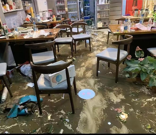 台风天开车“冲浪”后续：司机被行拘身份遭扒难怪做出这种事(图9)