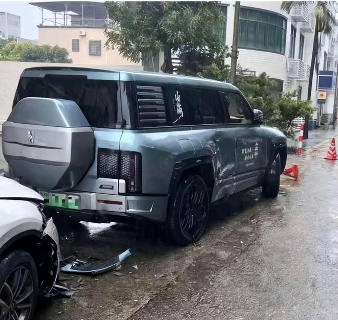 台风天开车“冲浪”后续：司机被行拘身份遭扒难怪做出这种事(图26)