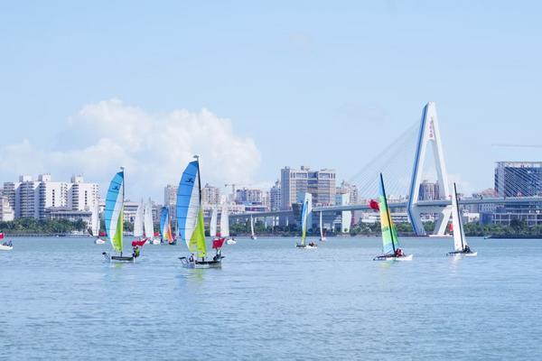 浪花飞溅千帆竞渡 2025“海口杯”帆船赛开赛起航(图2)