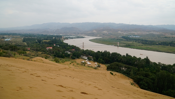 宁夏沙坡头景区：沙海星辰耀丝路 双轮驱动谱新篇