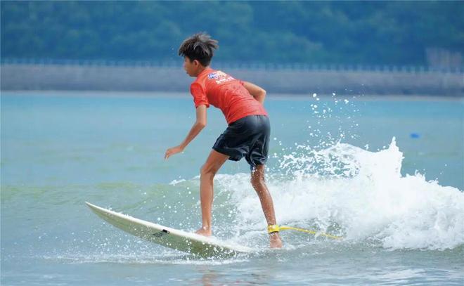 2025年广东省青少年冲浪锦标赛暨第十五届全国运动会冲浪测试赛在汕头南澳县青澳湾开赛(图2)