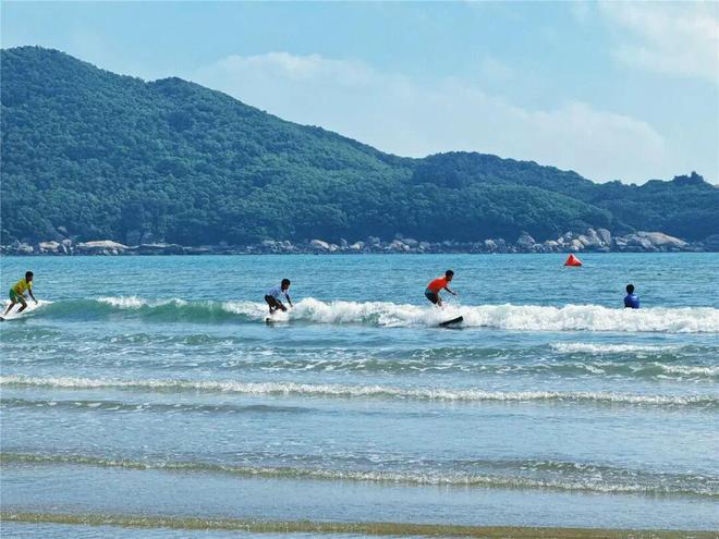 2025年广东省青少年冲浪锦标赛暨第十五届全国运动会冲浪测试赛在汕头南澳县青澳湾开赛(图7)