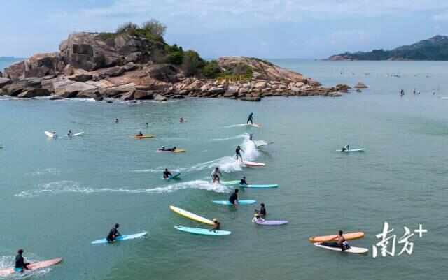 广东海边挤满周末追浪的湾区青年｜我的全运会(图2)