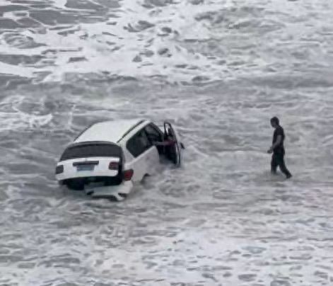 惠州海滩现惊险一幕！越野车开到海滩被困海水冲进车内