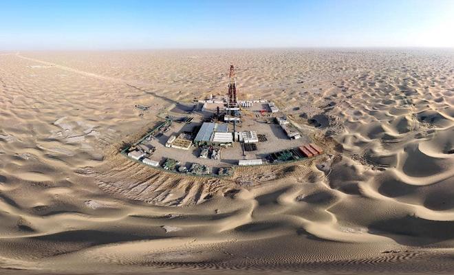 中国最大沙漠中唯一的城镇环绕300公里沙海居民如何生活的？(图2)