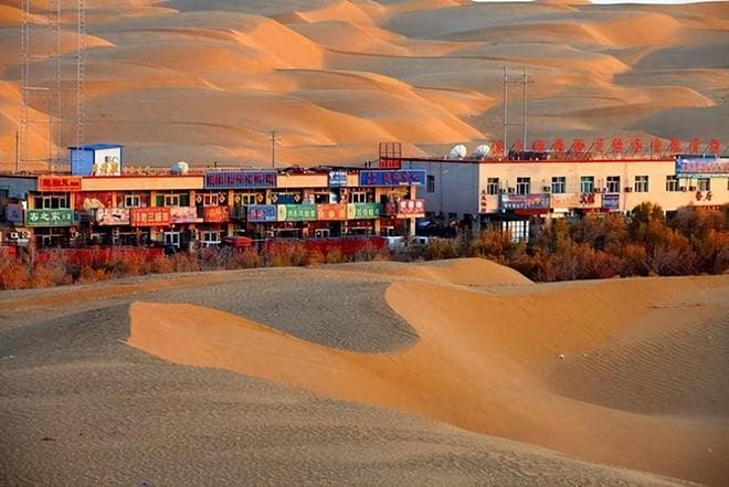 中国最大沙漠中唯一的城镇环绕300公里沙海居民如何生活的？