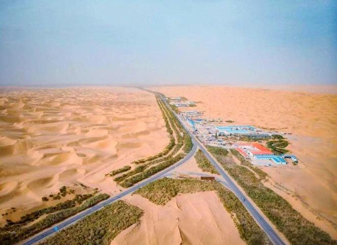 中国最大沙漠中唯一的城镇环绕300公里沙海居民如何生活的？(图10)