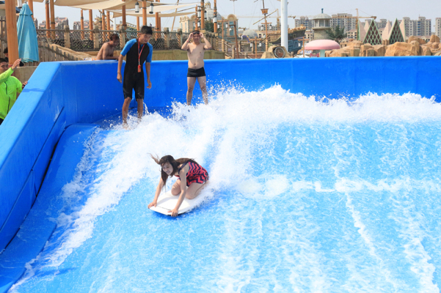 中旅海南万宁逐浪度假区开业 打造全国首个冲浪主题目的地