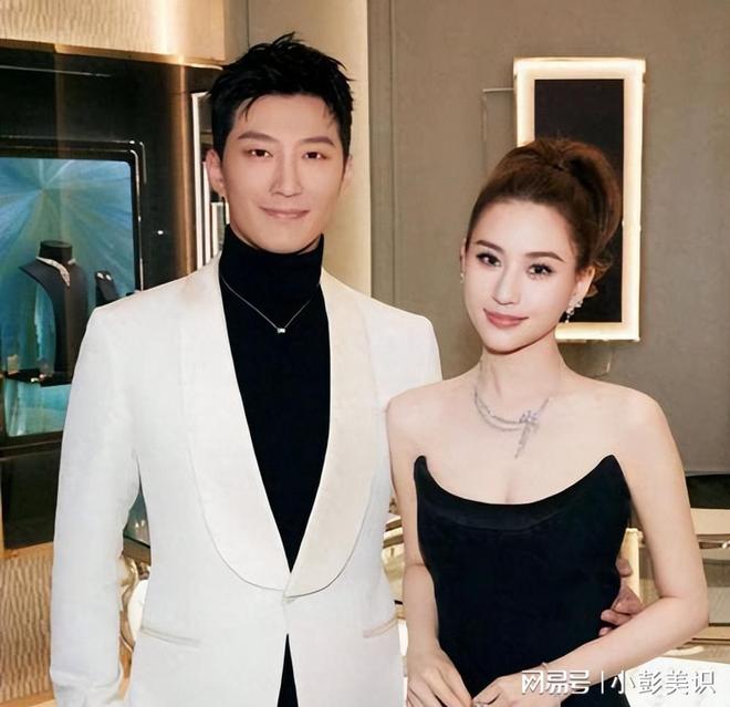 34岁何超莲悉尼度假穿深V大秀事业线畅玩冲浪却不见老公身影