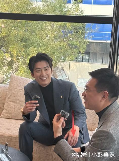 34岁何超莲悉尼度假穿深V大秀事业线畅玩冲浪却不见老公身影(图11)