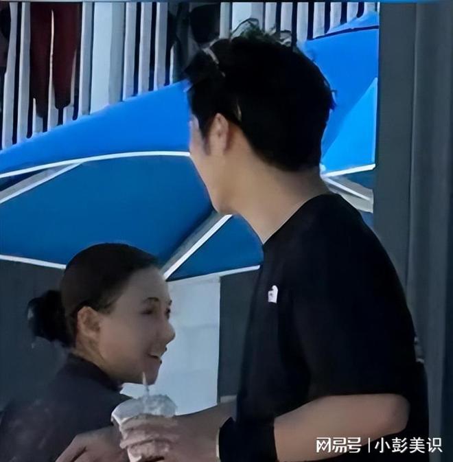 34岁何超莲悉尼度假穿深V大秀事业线畅玩冲浪却不见老公身影(图12)