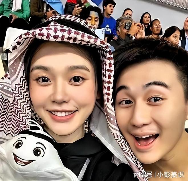 34岁何超莲悉尼度假穿深V大秀事业线畅玩冲浪却不见老公身影(图9)