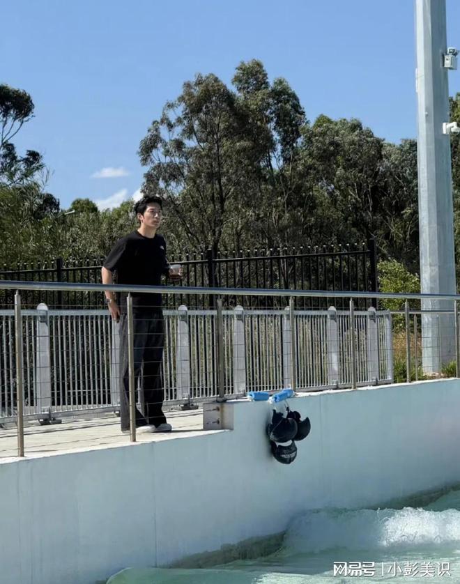 34岁何超莲悉尼度假穿深V大秀事业线畅玩冲浪却不见老公身影(图13)