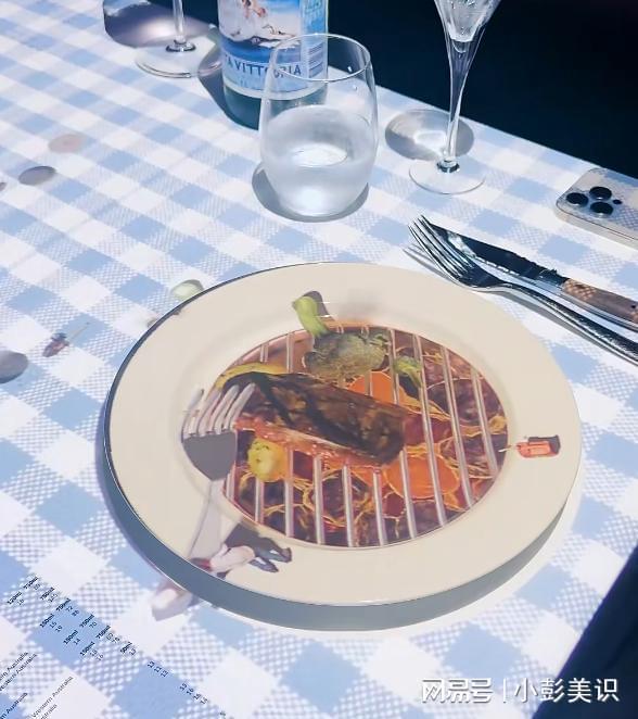 34岁何超莲悉尼度假穿深V大秀事业线畅玩冲浪却不见老公身影(图18)