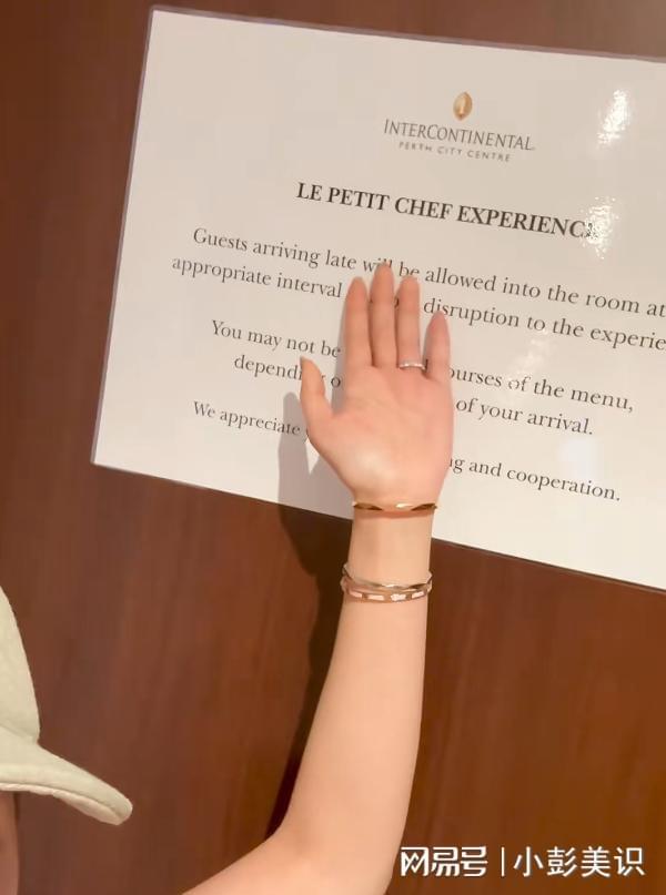 34岁何超莲悉尼度假穿深V大秀事业线畅玩冲浪却不见老公身影(图17)