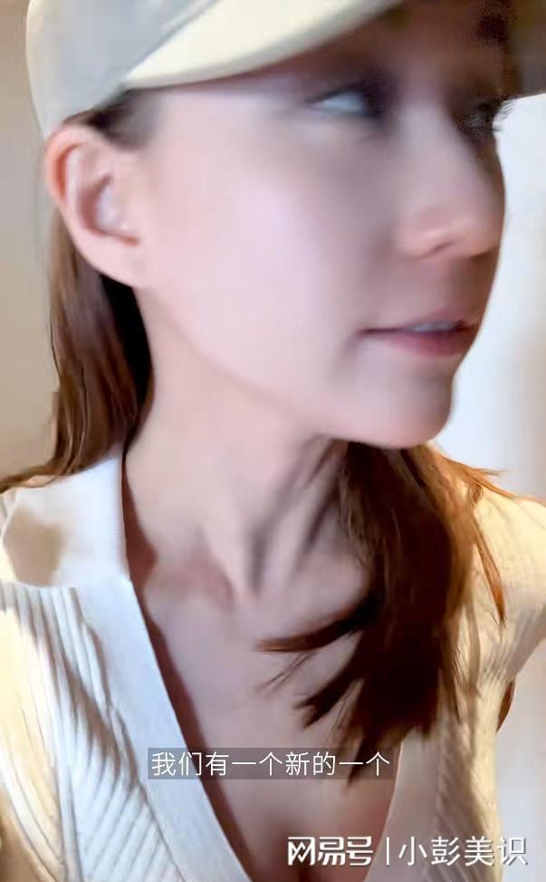 34岁何超莲悉尼度假穿深V大秀事业线畅玩冲浪却不见老公身影(图22)