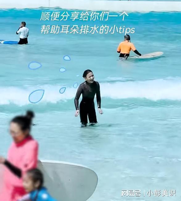 34岁何超莲悉尼度假穿深V大秀事业线畅玩冲浪却不见老公身影(图25)