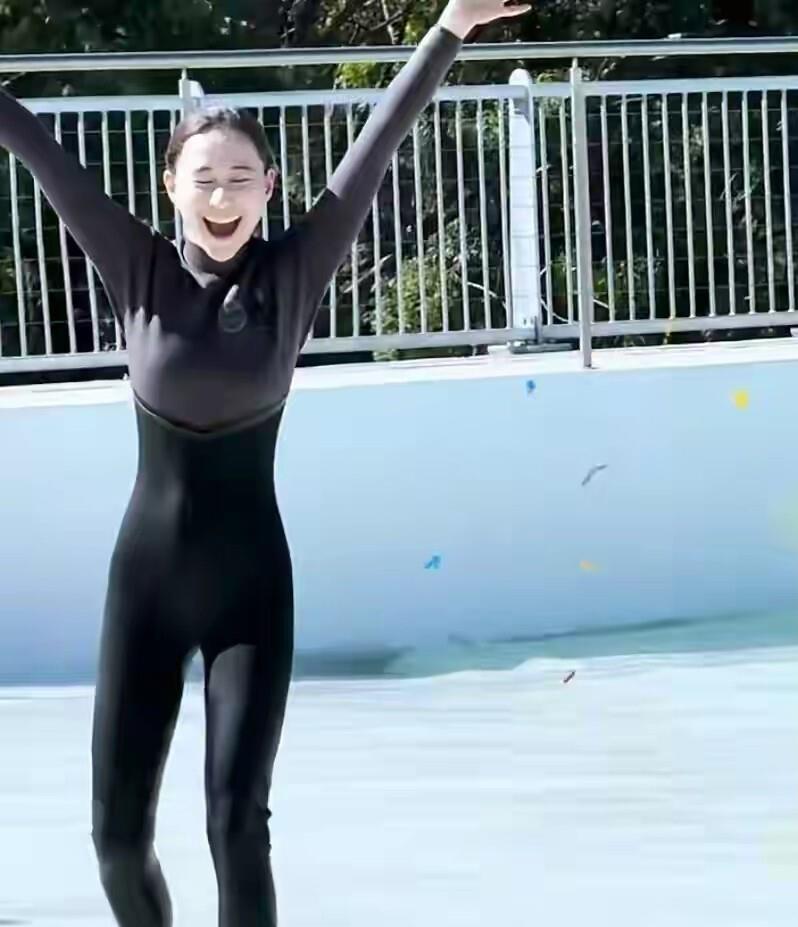 何超莲澳洲酒店秀恩爱在窦骁的面前冲浪摔水里跺脚像个孩子(图4)