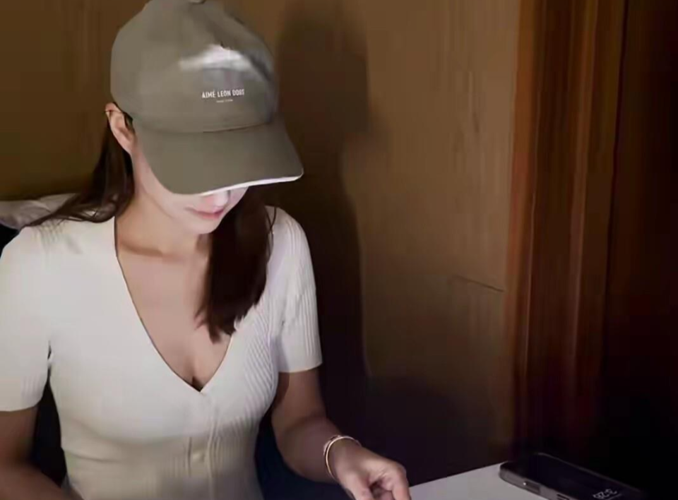 何超莲澳洲酒店秀恩爱在窦骁的面前冲浪摔水里跺脚像个孩子(图3)