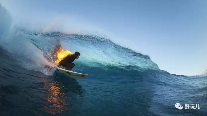 够野够疯狂！运动达人大溪地挑战浴火冲浪