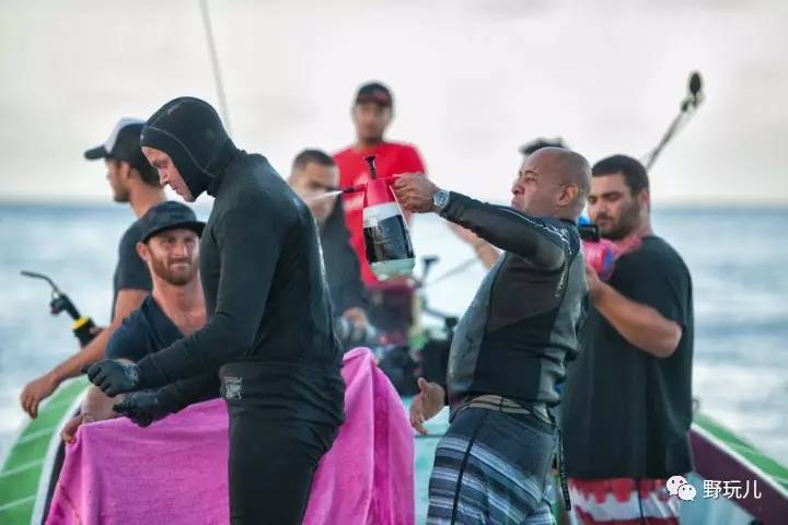 够野够疯狂！运动达人大溪地挑战浴火冲浪(图2)