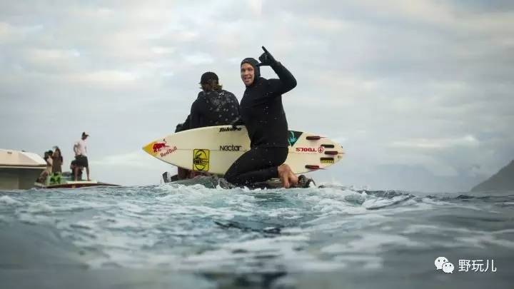 够野够疯狂！运动达人大溪地挑战浴火冲浪(图3)