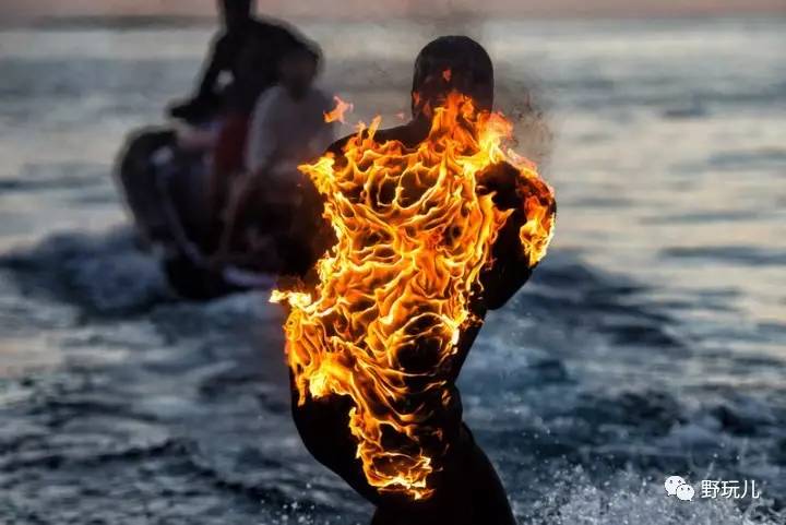 够野够疯狂！运动达人大溪地挑战浴火冲浪(图4)