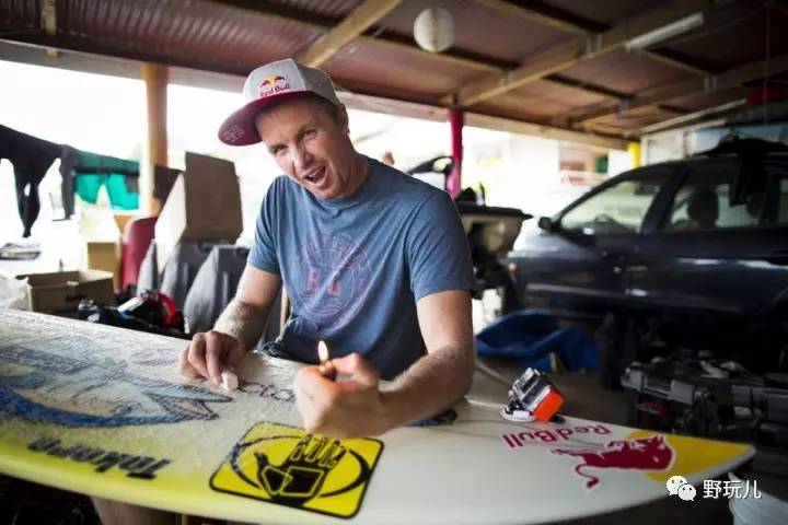 够野够疯狂！运动达人大溪地挑战浴火冲浪(图5)