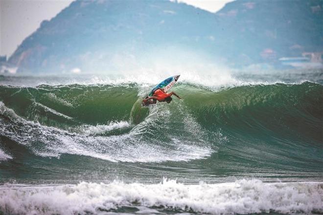 从无声世界到浪尖之上重庆听障女孩的极限摄影之路