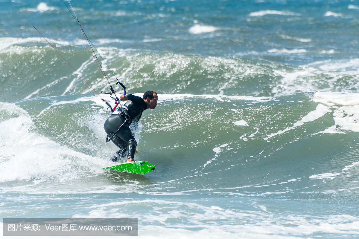 【人民网报道】2025年全国滑水全民健身大赛“奔跑吧·少年”U系列赛（梧州站）在泗洲岛激情开赛