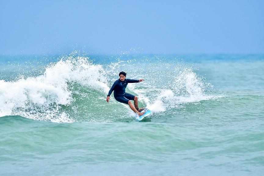 160选手追风逐浪 2025世界冲浪联盟积分巡回赛在万宁开幕(图3)