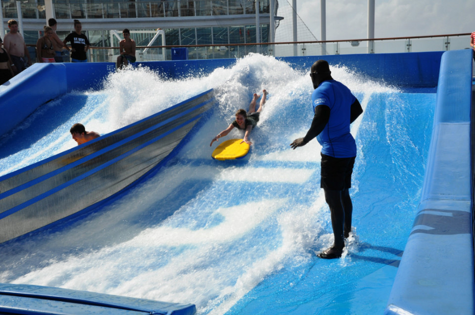 广州不只有龙舟更会玩冲浪！水上嘉年华成琶洲新经济地标