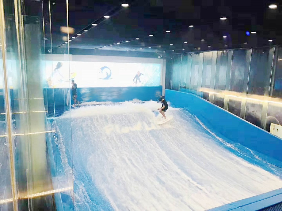 冲浪比赛在美丽海岸举行