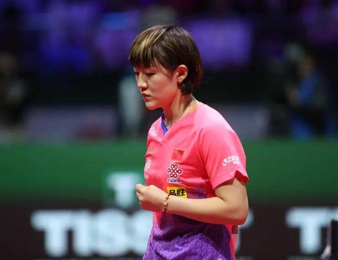 在陈梦的身边一向冷酷的山西籍世界第一削球女王也变得可爱了(图2)