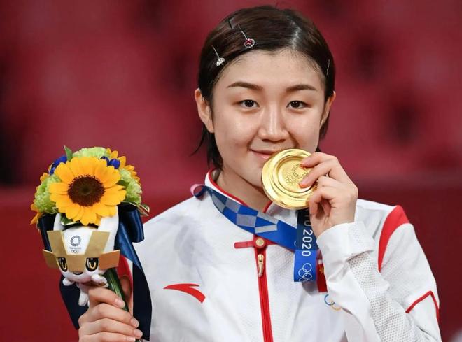 在陈梦的身边一向冷酷的山西籍世界第一削球女王也变得可爱了(图4)