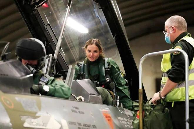 可甜可飒能开战机也能戴王冠！挪威600年来首位00后女王储！(图4)