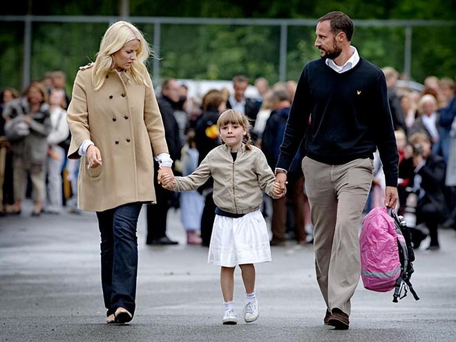 可甜可飒能开战机也能戴王冠！挪威600年来首位00后女王储！(图12)