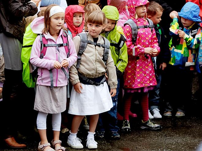 可甜可飒能开战机也能戴王冠！挪威600年来首位00后女王储！(图11)