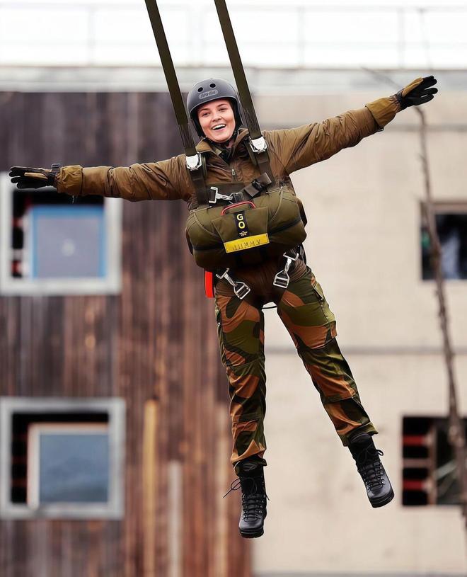 可甜可飒能开战机也能戴王冠！挪威600年来首位00后女王储！(图16)