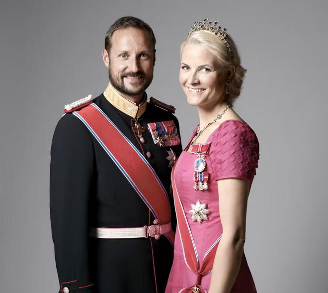 可甜可飒能开战机也能戴王冠！挪威600年来首位00后女王储！(图58)