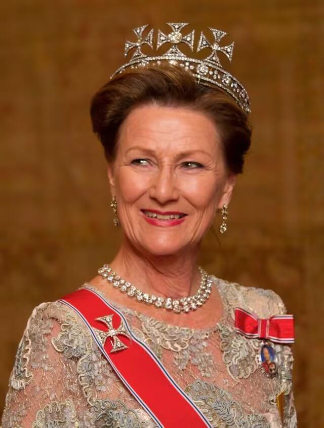 可甜可飒能开战机也能戴王冠！挪威600年来首位00后女王储！(图52)