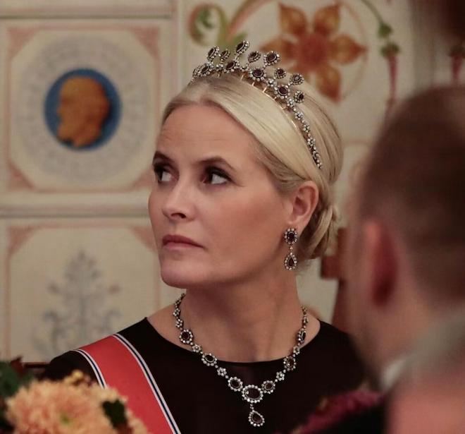可甜可飒能开战机也能戴王冠！挪威600年来首位00后女王储！(图57)