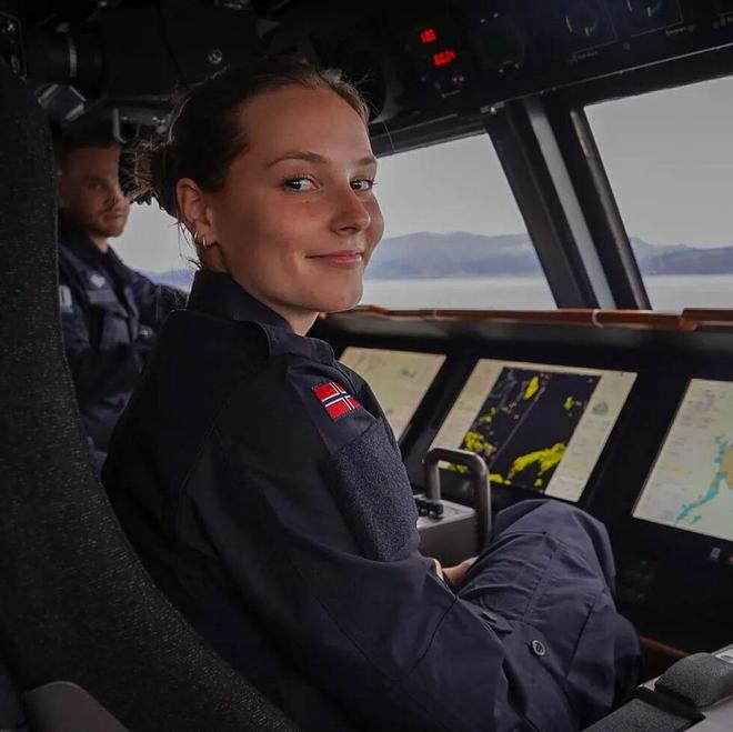 可甜可飒能开战机也能戴王冠！挪威600年来首位00后女王储！(图18)