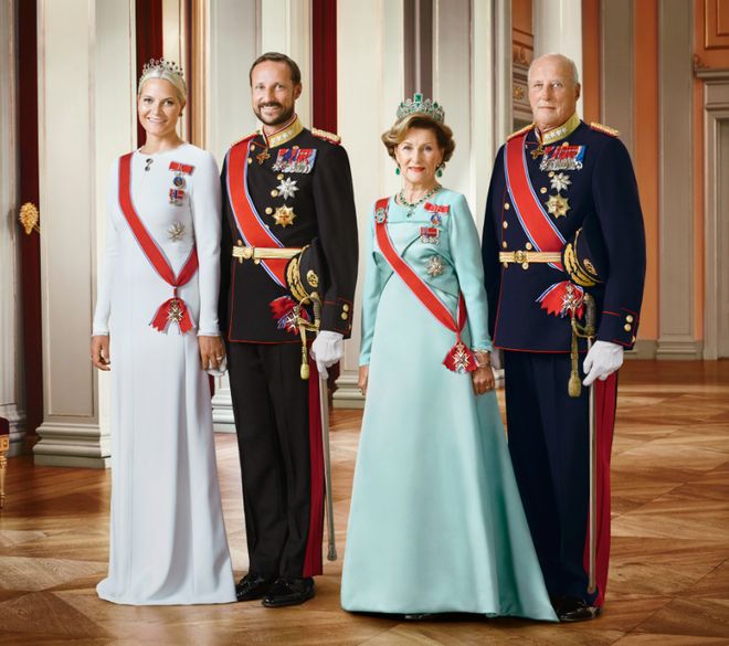 可甜可飒能开战机也能戴王冠！挪威600年来首位00后女王储！(图29)