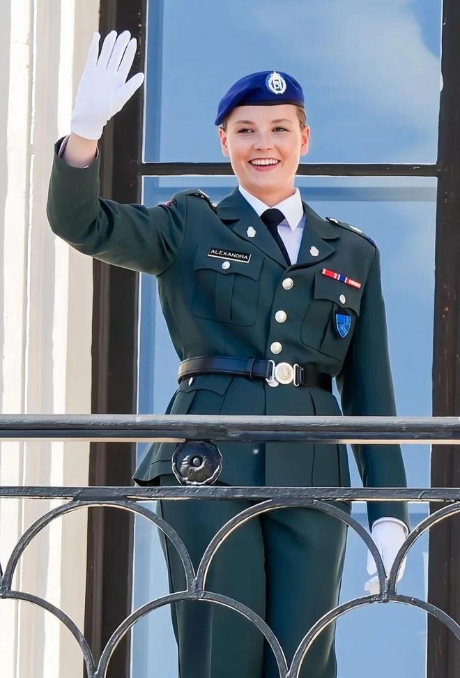 可甜可飒能开战机也能戴王冠！挪威600年来首位00后女王储！(图27)