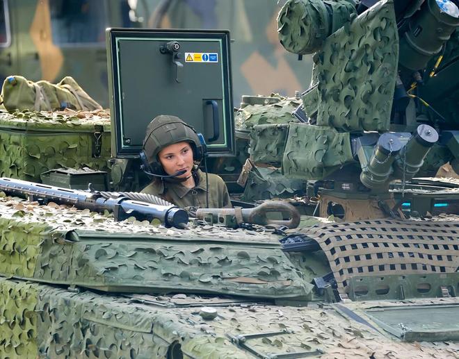 可甜可飒能开战机也能戴王冠！挪威600年来首位00后女王储！(图25)