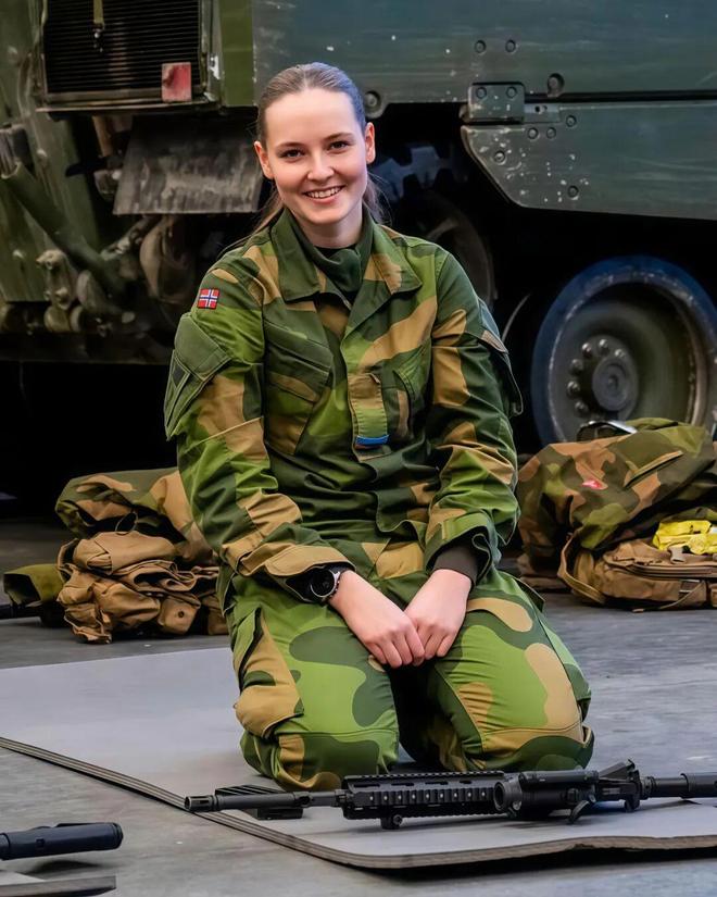 可甜可飒能开战机也能戴王冠！挪威600年来首位00后女王储！(图26)